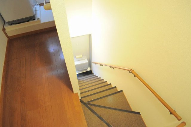 レオパレススカイ土山の玄関|２Ｆ階段スペース