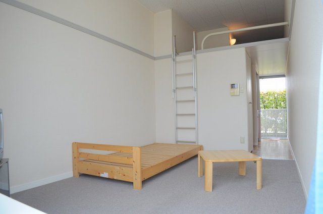 三木市大村のアパートの居間・リビング|全部屋カーペット