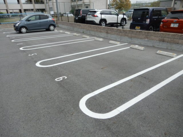 クレイノさつきの駐車場