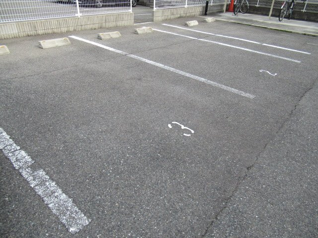 レオネクストカーサの駐車場
