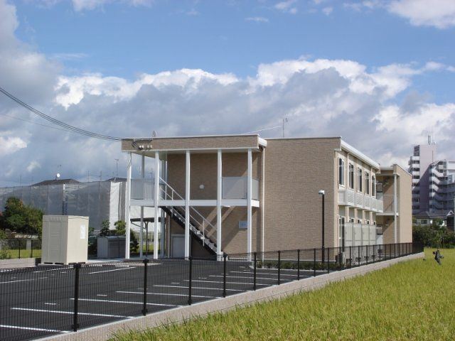 加古川市加古川町友沢のアパートの外観