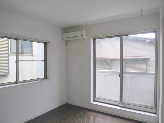 ＳＤコートの居間・リビング|２面採光の６．５帖の洋室です♪