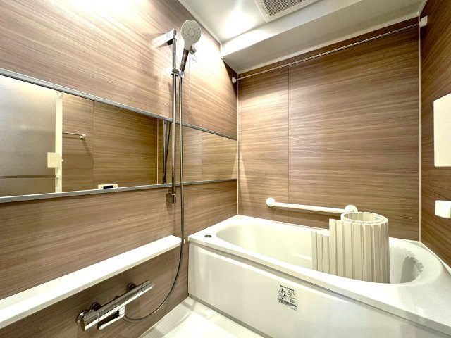 日神パレステージ北千住の浴室|家族みんなの疲れをやさしく包み込む、広々とした癒しのバスルーム。ゆったりとくつろげる空間で、日々のストレスもすっと解きほぐされる、心身ともにリラックスできるひとときをお届けします。