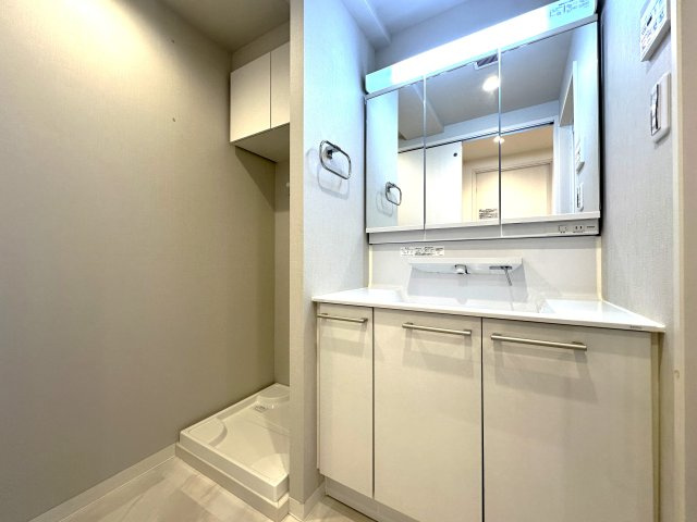 日神パレステージ北千住の独立洗面台|明るい洗面スペースは、使いやすさを徹底的に追求した設計です。忙しい朝も快適に自然と笑顔がこぼれる心地よいひとときを叶えます。毎日の身支度がスムーズに整う、家族みんなに優しい空間です。