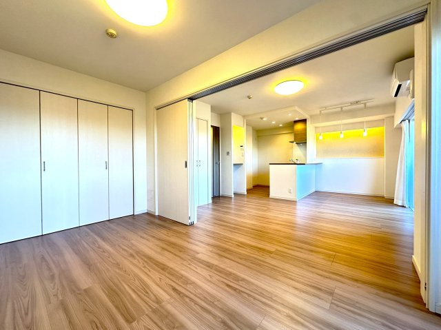 日神パレステージ北千住の居間・リビング|空間の広がりと柔らかな採光に包まれたリビングダイニング。毎日の暮らしに“ちょっと特別”を感じさせてくれる、住まいの中心となる空間です。