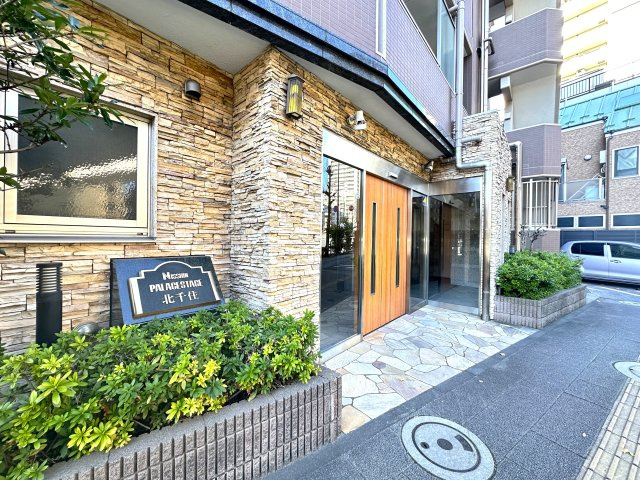 日神パレステージ北千住|落ち着いた上質感あふれるエントランスが、家族の帰宅を温かく包み込みます。毎日の生活に安心感と特別な安らぎをもたらし、住まう方の心にゆとりと豊かさをもたらします。