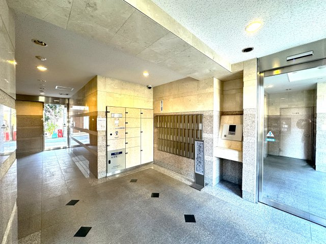 日神パレステージ北千住のロビー|訪れる人の足取りを自然とやわらげる、美しく整えられたロビー。洗練されたデザインと落ち着きが調和し、この空間が上質な暮らしの期待感を静かに高めてくれます。