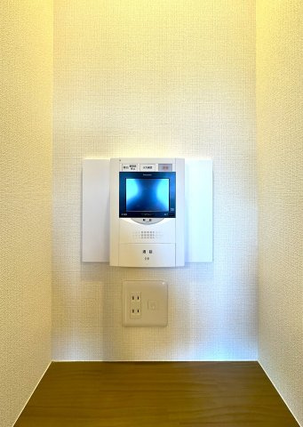 日神パレステージ北千住の防犯設備|リビングから来訪者の姿をしっかり確認できるモニター付きインターホンは、防犯性はもちろん、急な来客にも安心して対応できる心強い設備。ご家族の安全と安心な暮らしをそっと支えてくれます。