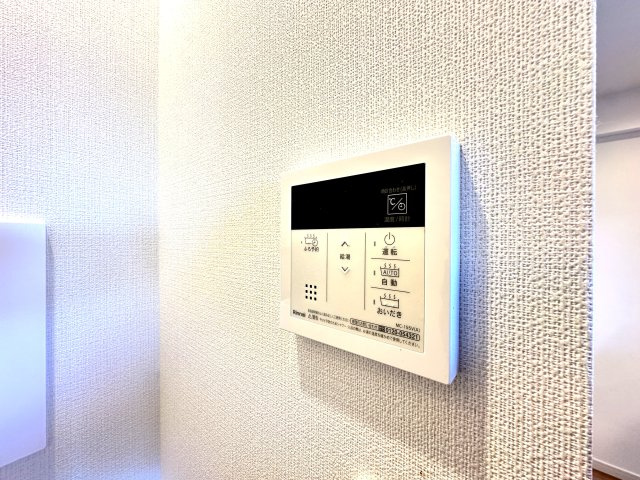 日神パレステージ北千住の発電・温水設備|ワンタッチ操作でお湯張りや追い焚きができるオートバスは、忙しい日々の中でも快適なバスタイムをサポート。湯温の調整や保温も自動で行えるため、いつでもちょうどいい温かさのお風呂が待っています。