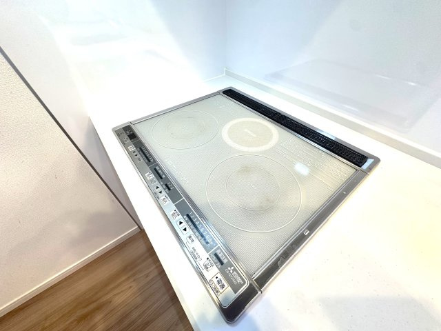 日神パレステージ北千住のキッチン|フラットな天板が美しく、いつでもクリーンなキッチンを保てるIHクッキングヒーター。家事を心地よく、丁寧にこなせる小さな贅沢です。