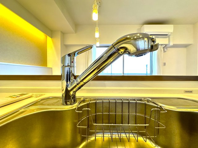 日神パレステージ北千住のキッチン|キッチンにうれしい浄水機能付き水栓。ハンドシャワーで使い勝手も抜群、毎日の家事がちょっと楽しくなります。