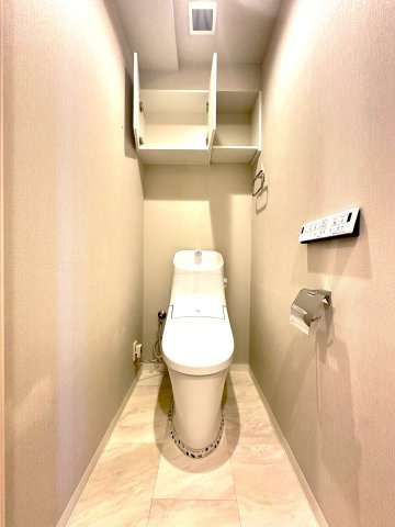 日神パレステージ北千住のトイレ|最新設備を備えたトイレは、快適性とスタイリッシュさを兼ね備えた空間。清潔感のある美しい内装とすっきりとしたデザインが、暮らしに心地よさをプラス。清潔・快適・美しさが調和した、上質なトイレ空間です。