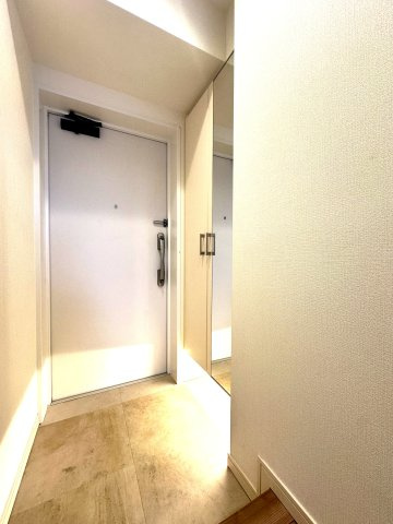 日神パレステージ北千住の玄関|落ち着いたデザインと広々とした空間が調和する玄関は、住まう人を温かく迎え入れます。毎日の出発と帰宅を心地よく包み込み、日常に上質なひとときをもたらしてくれる場所です。