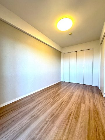 日神パレステージ北千住の洋室|クローゼットを備えた機能的な洋室。収納力に優れ、すっきりと整った空間を保ちやすく、住まい全体の心地よさを高めてくれます。