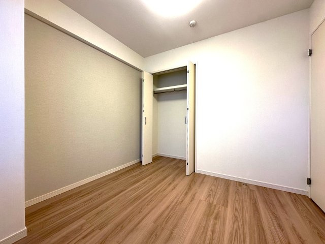 日神パレステージ北千住の洋室|家具のレイアウトも自由自在な洋室は、暮らす人のスタイルに寄り添える柔軟な一部屋。毎日をより快適に、自分らしく過ごせる場所です。