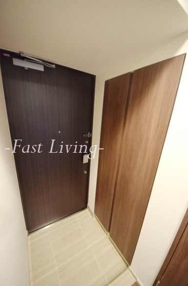 市谷仲之町ビューアパートメントの玄関