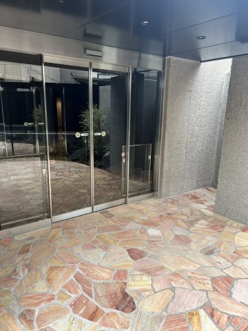 コンフォリア・リヴ文京護国寺のエントランス