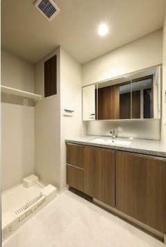 【設備】 | LIBR GRANT 西新宿EAST | 室内洗濯機置き場。