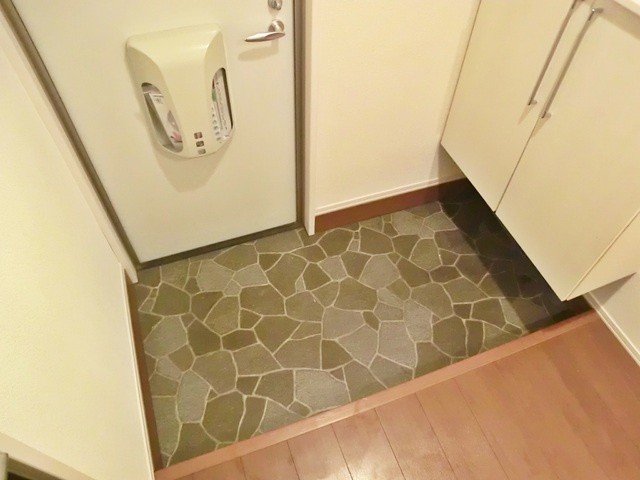 フィロスの玄関|石畳風の玄関スペースです♪