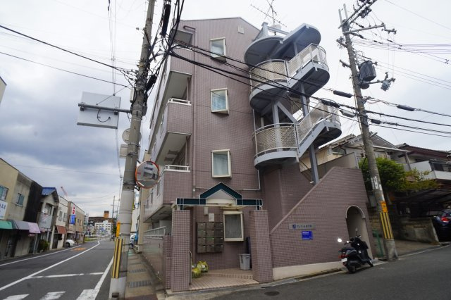 プレアール東生駒の外観