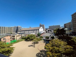 【展望】 | サンジュールイースト箱崎 | 前面はさえぎる高層ビルもなく、美しい青空の眺望が広がります