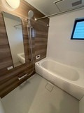 【浴室】 | サンジュールイースト箱崎 | 浴室に窓がついてるので換気がしやすくカビ臭くない浴室が維持できます。もちろん浴室乾燥機も搭載済みです