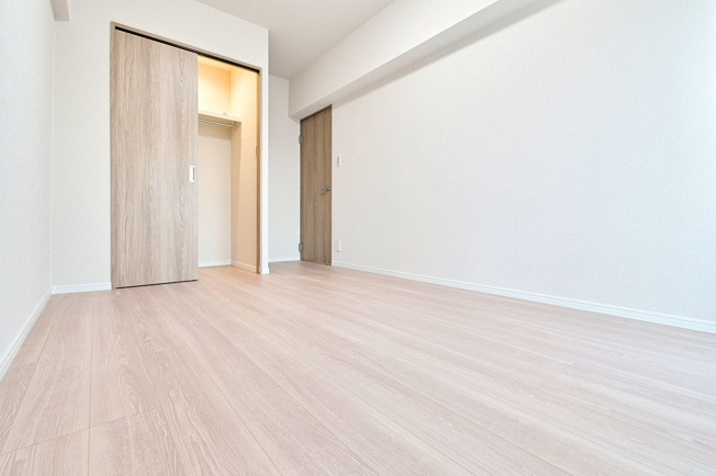 【洋室】 | アンピール美しが丘 | 6.2帖の洋室。バルコニーに面した明るいお部屋で、大容量のウォークインクローゼットが備えられています