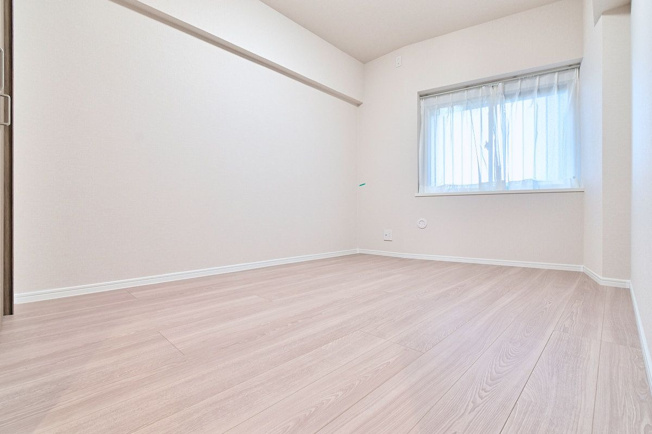 【洋室】 | アンピール美しが丘 | 5.9帖の洋室。奥行きのある形で部屋の空間が広く感じられます