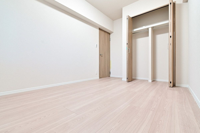 【洋室】 | アンピール美しが丘 | 各部屋にはクローゼットを完備しています！収納が多いお家はすっきりして快適空間です
