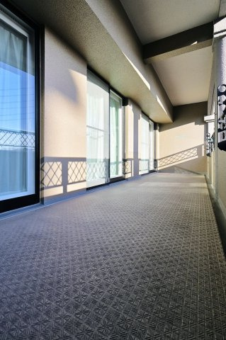 【バルコニー】 | アンピール美しが丘 | 南向きのバルコニーは陽当り良好で、たっぷりのお洗濯物もよく乾きます