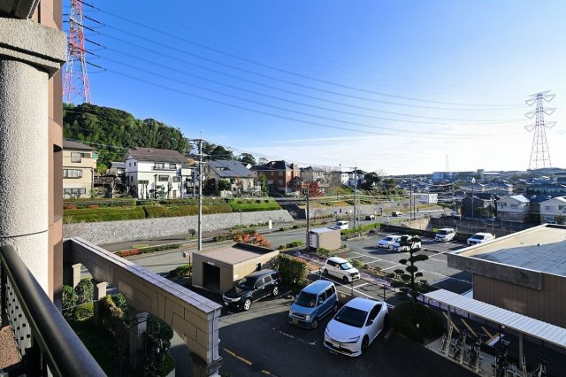 【展望】 | アンピール美しが丘 | バルコニー前面は駐車場なので視界を遮る建物がなく眺望。日当り。風通し共にGOODです