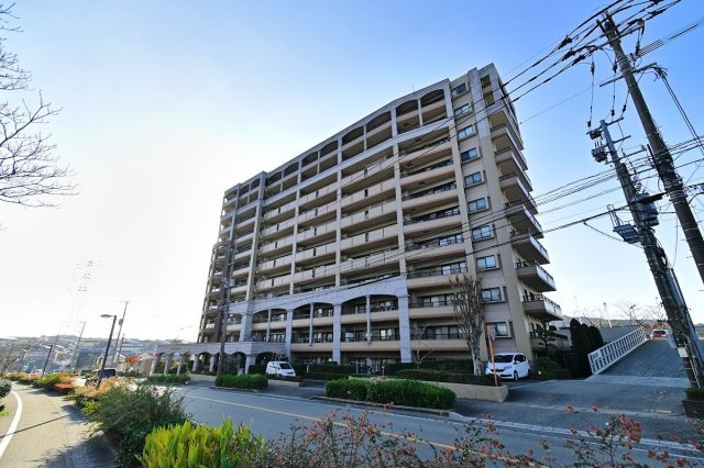 【外観】 | アンピール美しが丘 | 敷地内駐車場を1台目は優先的に契約できるので車をお持ちの方でも安心です