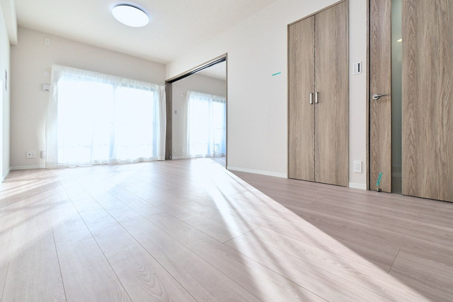 【居間・リビング】 | アンピール美しが丘 | 約14帖の南向きの明るいLDKは隣接の洋室とつなげて広く使うこともできます