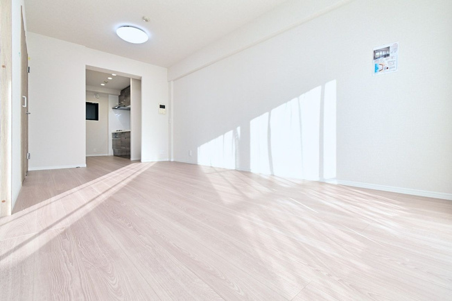 【居間・リビング】 | アンピール美しが丘 | 壁付タイプのキッチンでLDKのスペースを広く使えます。リビングに収納もあり多用途に使えます