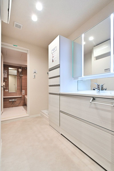 【独立洗面台】 | アンピール美しが丘 | 鏡裏、洗面台下部、リネン庫など収納がたっぷり設けられているので細々したものもスッキリしまえます