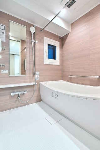 【浴室】 | アンピール美しが丘 | 浴室に窓が付いているので換気がしやすくカビ防止に役立ちます。経済的な追い焚き機能付きです