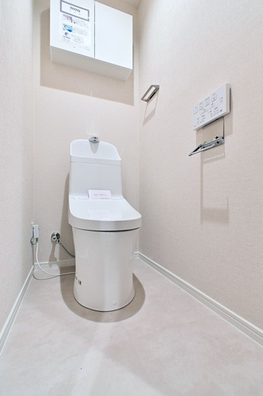 【トイレ】 | アンピール美しが丘 | 冬は便座も温水も温かく快適なシャワー付トイレ。上部には収納を設置◎