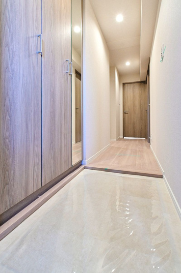 【玄関】 | アンピール美しが丘 | 玄関には収能力の高いシューズボックスと姿見までセットされています