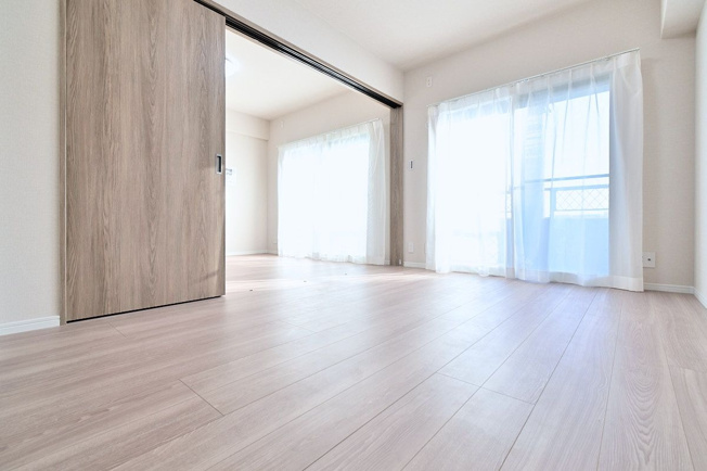 【洋室】 | アンピール美しが丘 | 5.6帖の洋室。リビングとは引き戸でフラットにつながっています