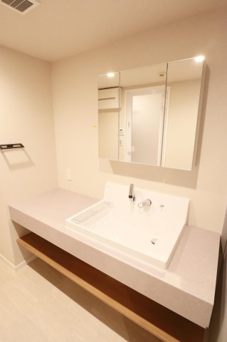 【独立洗面台】 | ロワールマンション高宮2 | 三面鏡裏収納付きの洗面台で、散らかりがちな洗面回りもすっきりと片付きます