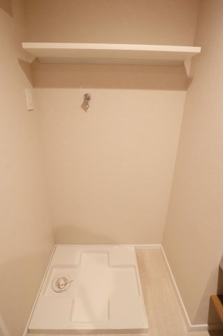 【ランドリースペース】 | ロワールマンション高宮2 | 洗濯機置き場の上部のスペースには洗剤等を置ける棚が設置されています