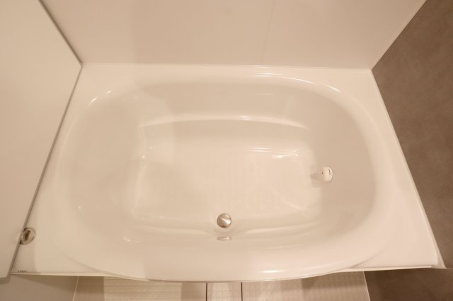 【浴室】 | ロワールマンション高宮2 | 浴槽の排水栓はプッシュ式なので見た目がスッキリ、お掃除もしやすいです