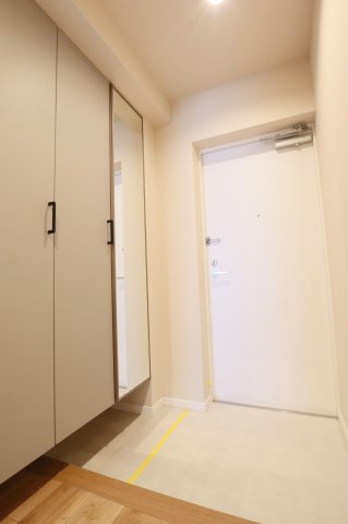 【玄関】 | ロワールマンション高宮2 | 玄関には収能力の高いシューズボックスと姿見までセットされています
