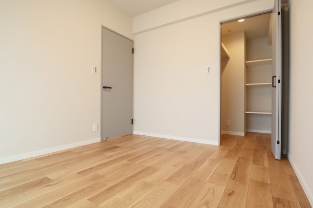 【洋室】 | ロワールマンション高宮2 | 5.3帖の洋室は明るく採光がとれ、大容量のウォークインクローゼットがあります