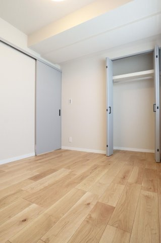 【洋室】 | ロワールマンション高宮2 | 5帖の洋室。真ん中の部屋ですが窓があるので明るいです