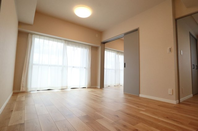 【居間・リビング】 | ロワールマンション高宮2 | LDKは隣りの洋室とつなげて広く使ってもOK。ライフスタイルに合わせて自由に使えます