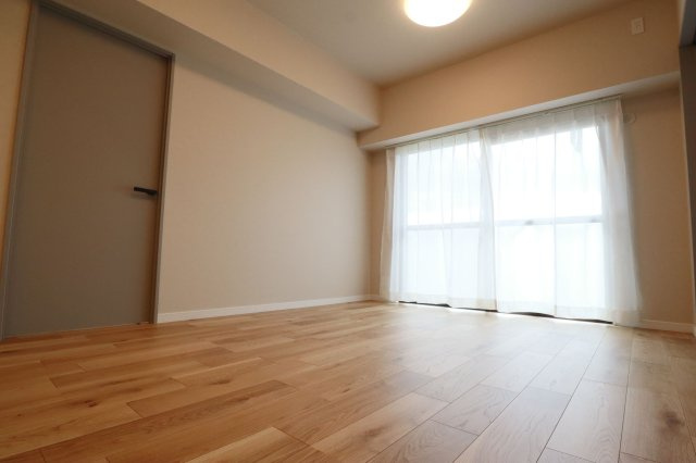 【居間・リビング】 | ロワールマンション高宮2 | リビングは南側バルコニーに面しているため、太陽の明かりを感じることが出来ます