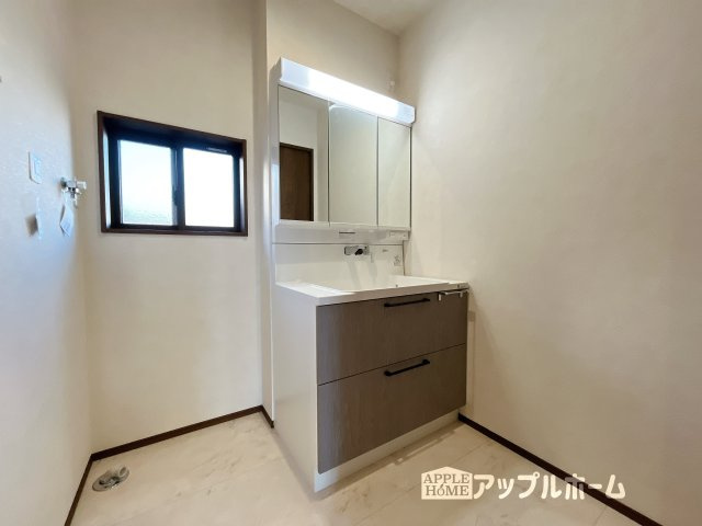 【新築住宅】熊谷市上之 第8期 全8棟の独立洗面台|ゆとりの洗面スペースで朝の身支度も快適スムーズに。３面鏡で髪のセットやお化粧もストレスなくこなせ、朝から気分良く通勤通学に向かえそうですね！鏡の裏にはたっぷりと収納スペースを標準装備