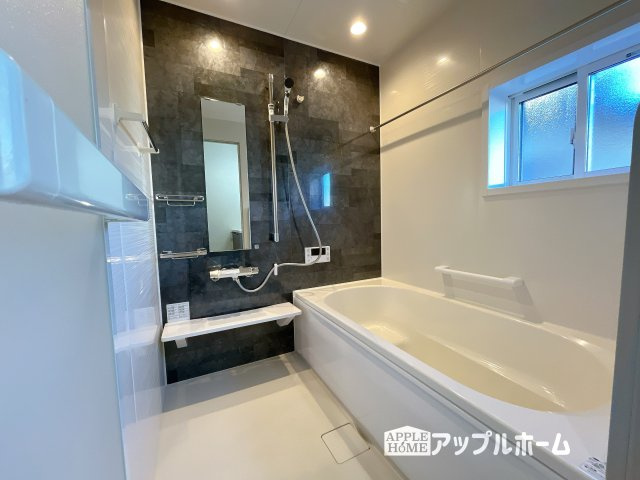 【新築住宅】熊谷市上之 第8期 全8棟の浴室|窓付きのバスルームは、採光もあり明るく気持ちの良い空間です。窓があることで、換気環境も良好。掃除もスムーズに出来ます
