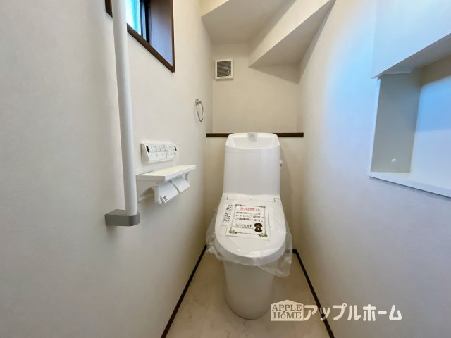 【新築住宅】熊谷市上之 第8期 全8棟のトイレ|温水洗浄器付き便座を標準装備してます♪窓付きで明るく、快適空間となっております。毎日使う場所だからこその配慮です。